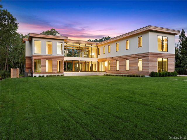  9 BR, 17.00 BTH &nbsp;Modern style home in North Haven