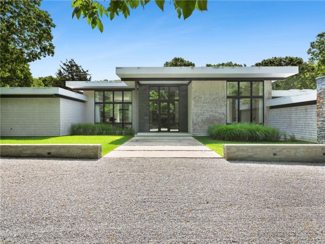  5 BR,  8.00 BTH &nbsp;Modern style home in East Hampton