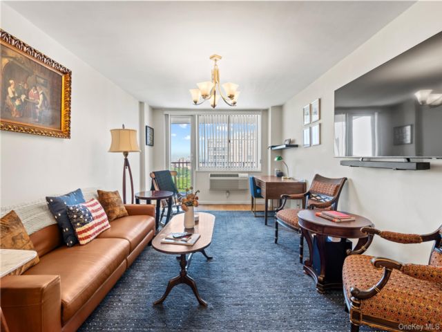  1 BR,  1.00 BTH &nbsp;High rise style home in Kew Gardens
