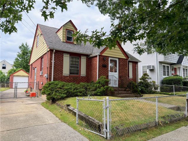  3 BR,  2.00 BTH &nbsp;Cape cod style home in Elmont