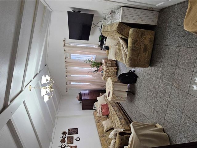  6 BR,  2.00 BTH &nbsp;House style home in Ridgewood