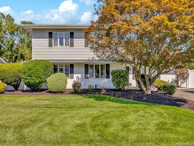  6 BR,  3.00 BTH &nbsp;Colonial style home in Farmingville