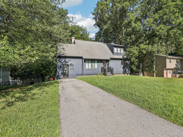  4 BR,  3.00 BTH &nbsp;Cape cod style home in Middletown