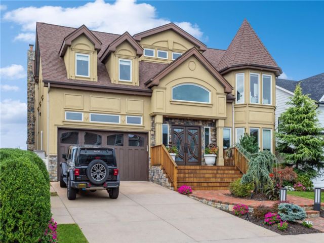  5 BR,  4.00 BTH &nbsp;Colonial style home in Lido Beach