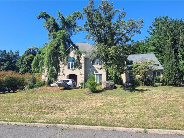  5 BR,  5.00 BTH &nbsp;Colonial style home in New City