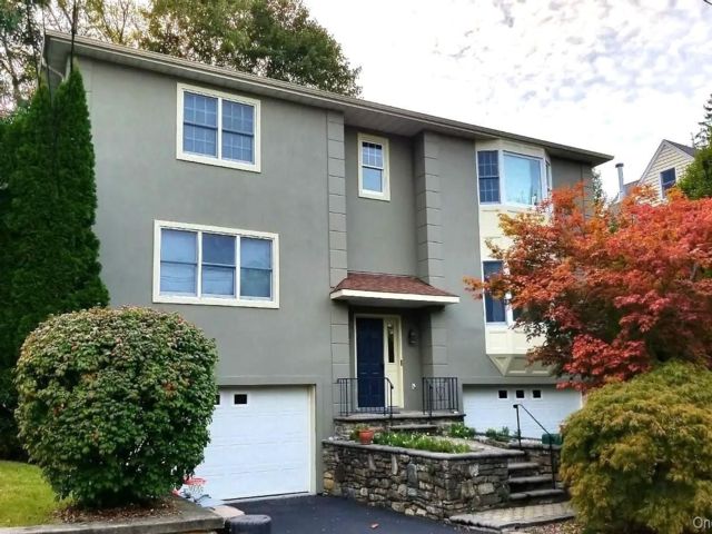  3 BR,  2.00 BTH &nbsp;Colonial style home in Hastings-on-hudson