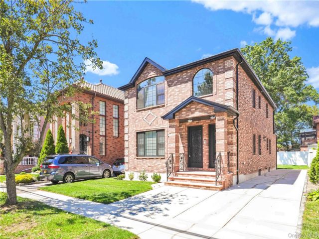  5 BR,  5.00 BTH &nbsp;Colonial style home in Little Neck