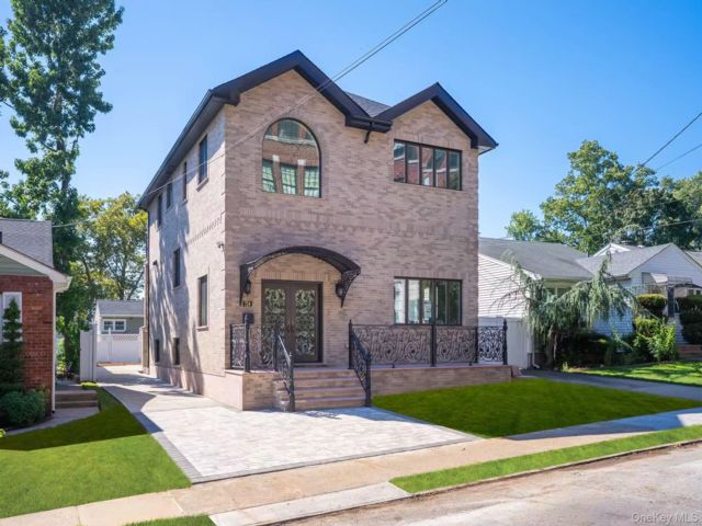  6 BR,  4.00 BTH &nbsp;Contemporary style home in Flushing