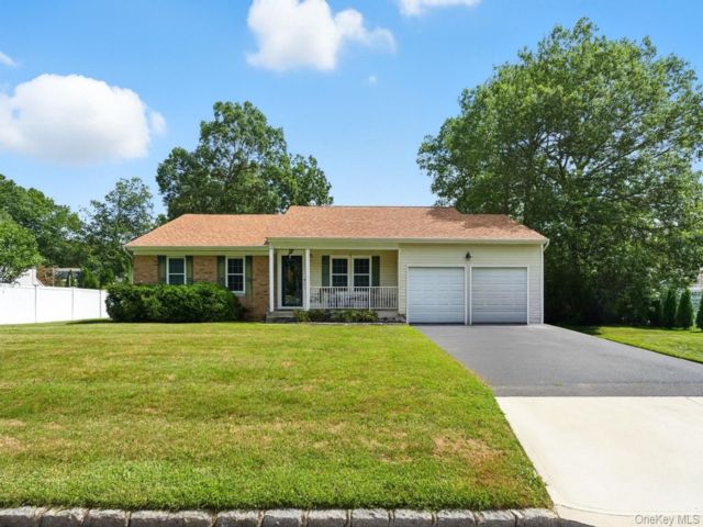  3 BR,  2.00 BTH &nbsp;Ranch style home in Coram