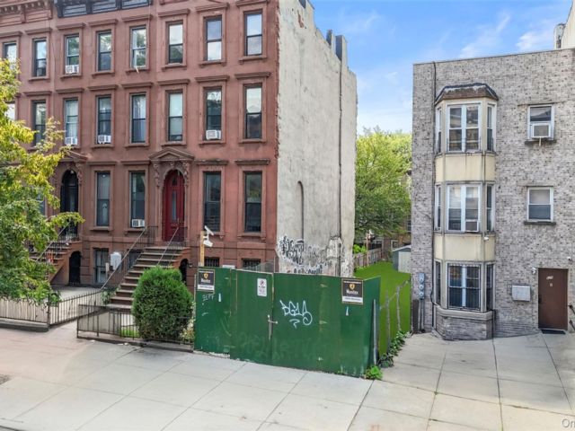 Lot <b>Size:</b>  &nbsp;House style home in Bedford Stuyvesant