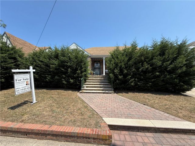  3 BR,  4.00 BTH &nbsp;Colonial style home in Neponsit