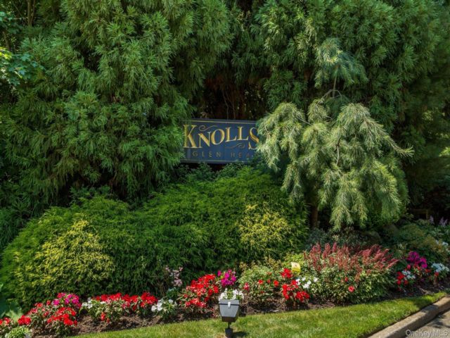  3 BR,  3.00 BTH &nbsp;House style home in Glen Head