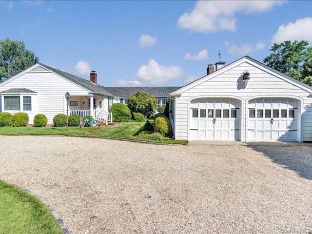  4 BR,  5.00 BTH &nbsp;Exp ranch style home in Westhampton Beach