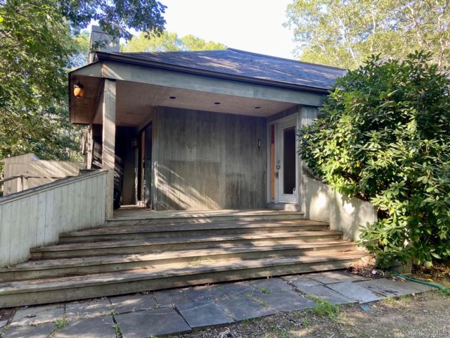  3 BR,  2.00 BTH &nbsp;Contemporary style home in East Hampton