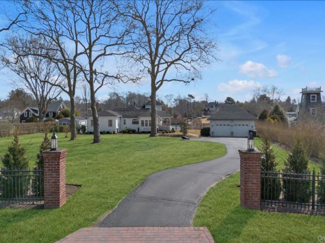  3 BR,  3.00 BTH &nbsp;Other style home in Center Moriches