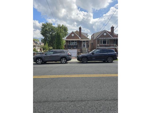  6 BR,  4.00 BTH &nbsp;House style home in Esplanade