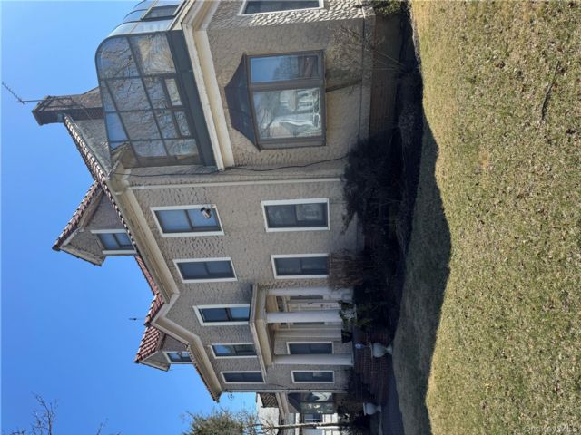  5 BR,  5.00 BTH &nbsp;Colonial style home in Saint Albans