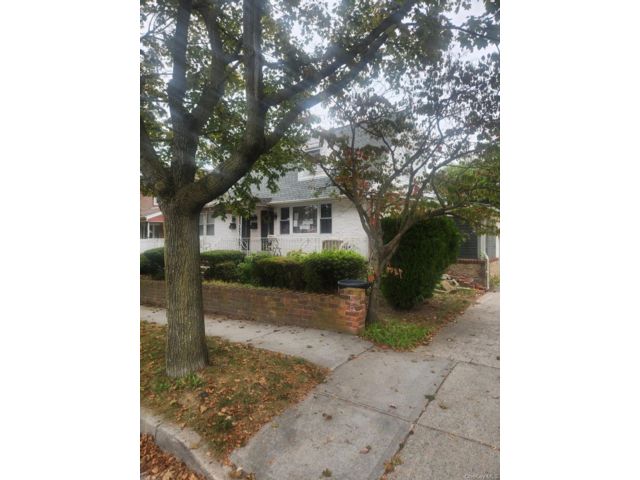  6 BR,  4.00 BTH &nbsp;Exp cape style home in Wakefield