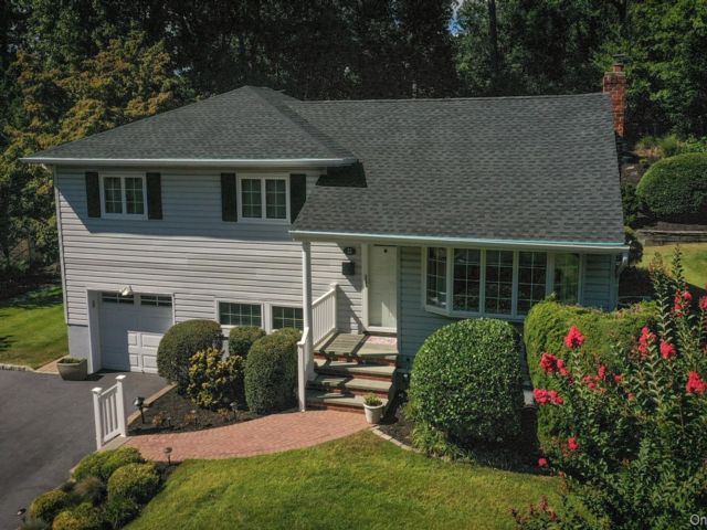  3 BR,  2.00 BTH &nbsp;Split level style home in Halesite