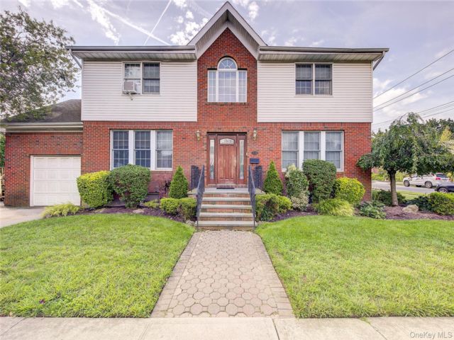  3 BR,  4.00 BTH &nbsp;Colonial style home in Fresh Meadows