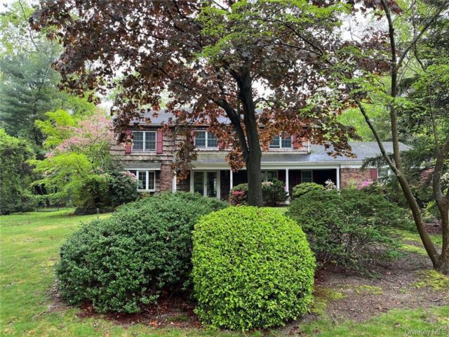  4 BR,  4.00 BTH &nbsp;Colonial style home in East Northport