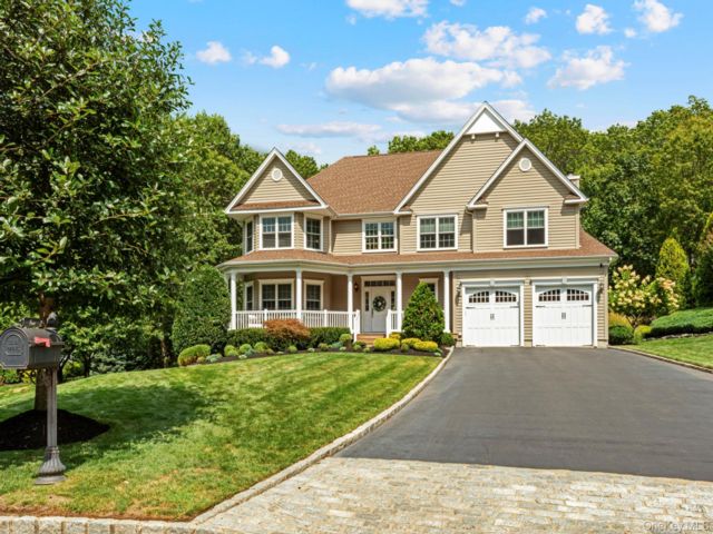  4 BR,  4.00 BTH &nbsp;Colonial style home in Northport