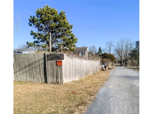  3 BR,  2.00 BTH &nbsp;Other style home in Westhampton