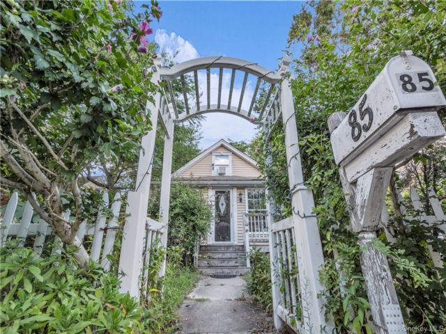  3 BR,  2.00 BTH &nbsp;Cape cod style home in Patchogue