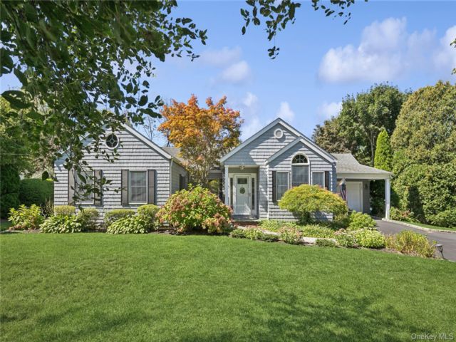  3 BR,  2.00 BTH &nbsp;Exp ranch style home in Huntington