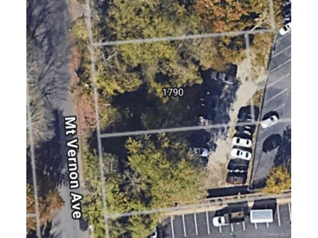 Lot <b>Size:</b> 9143 sqft & 9583 &nbsp;House style home in Medford