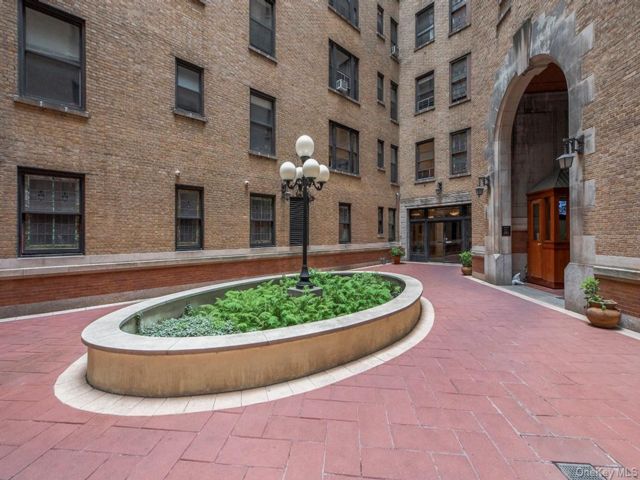  2 BR,  1.00 BTH &nbsp;Garden style home in New York (manhattan)