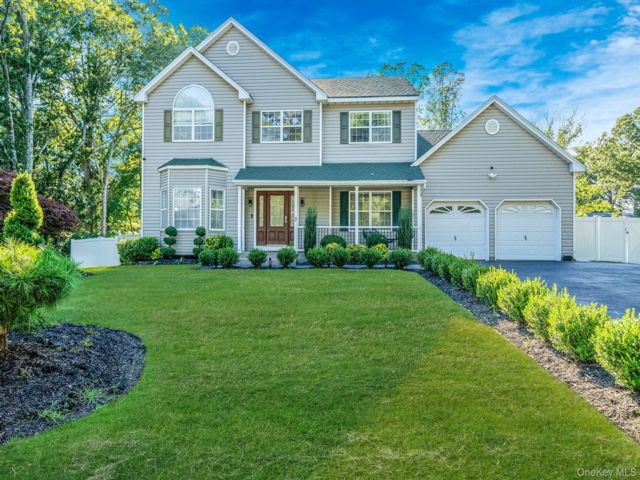  5 BR,  4.00 BTH &nbsp;Colonial style home in Selden