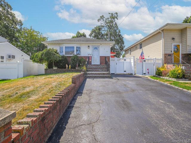 [Massapequa Real Estate, listing number 7204118]