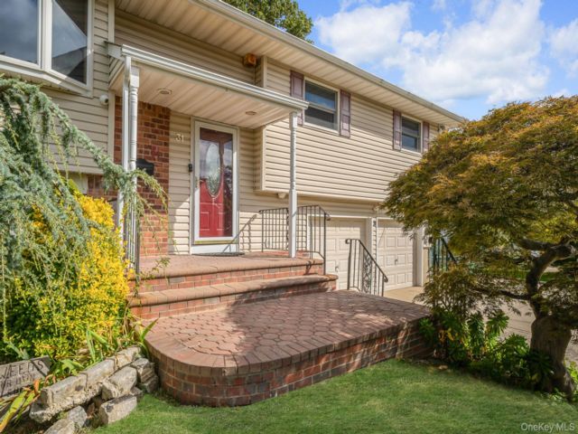  4 BR,  2.00 BTH &nbsp;Hi ranch style home in Islip Terrace