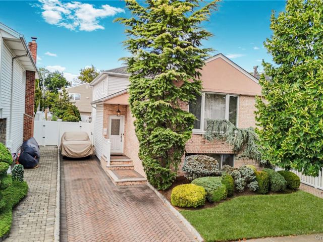  4 BR,  3.00 BTH &nbsp;House style home in Heartland Village