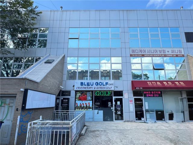  3 BR,  2.00 BTH &nbsp;Modern style home in Flushing