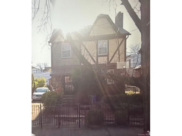  4 BR,  4.00 BTH &nbsp;Colonial style home in Rego Park