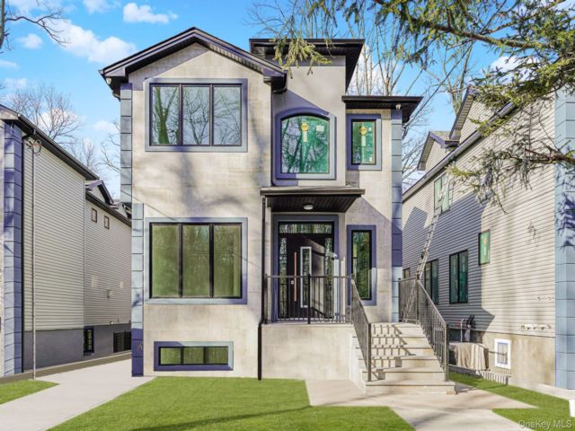  4 BR,  4.00 BTH &nbsp;Colonial style home in Eltingville