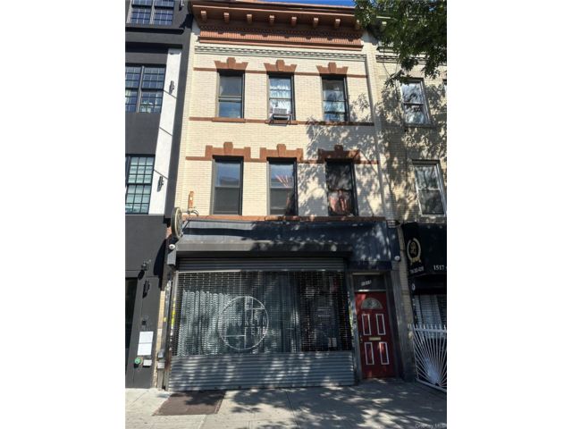  4 BR,  4.00 BTH &nbsp;Colonial style home in Sea Gate