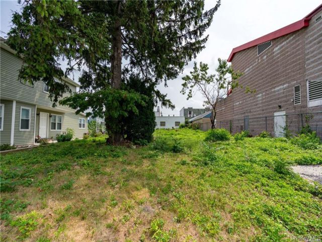 Lot <b>Size:</b> 50x150 &nbsp;House style home in Whitestone