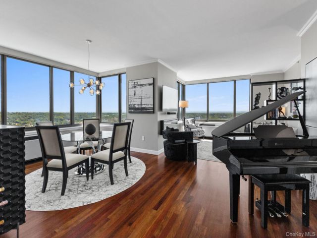  3 BR,  4.00 BTH &nbsp;Other style home in White Plains