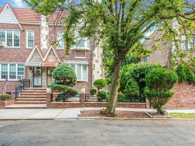  3 BR,  3.00 BTH &nbsp;House style home in Middle Village