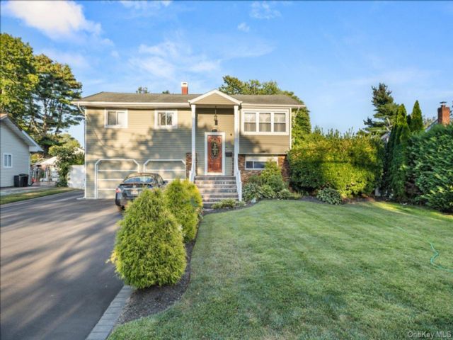  3 BR,  4.00 BTH &nbsp;Raised ranch style home in Brentwood