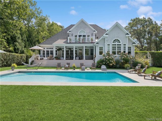  4 BR,  6.00 BTH &nbsp;Traditional style home in Remsenburg