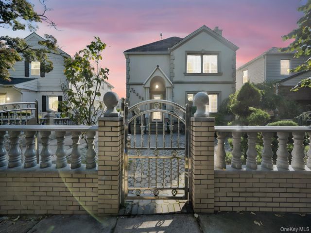  5 BR,  3.00 BTH &nbsp;Colonial style home in Fresh Meadows