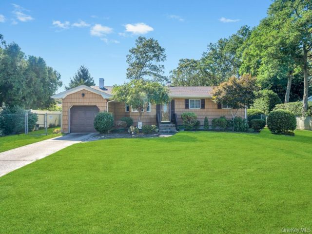  3 BR,  2.00 BTH &nbsp;Ranch style home in South Setauket