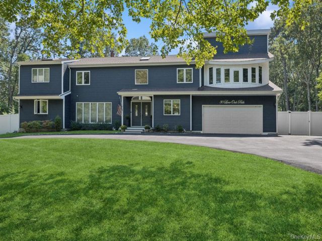  8 BR,  6.00 BTH &nbsp;Colonial style home in Smithtown