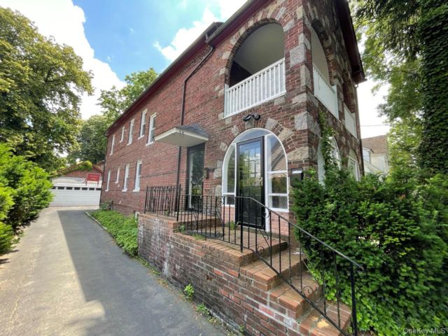  3 BR,  3.00 BTH &nbsp;Other style home in Great Neck