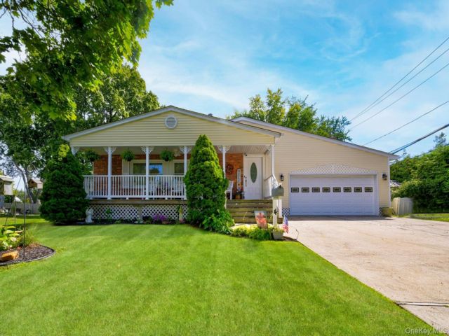  4 BR,  5.00 BTH &nbsp;Exp cape style home in Smithtown