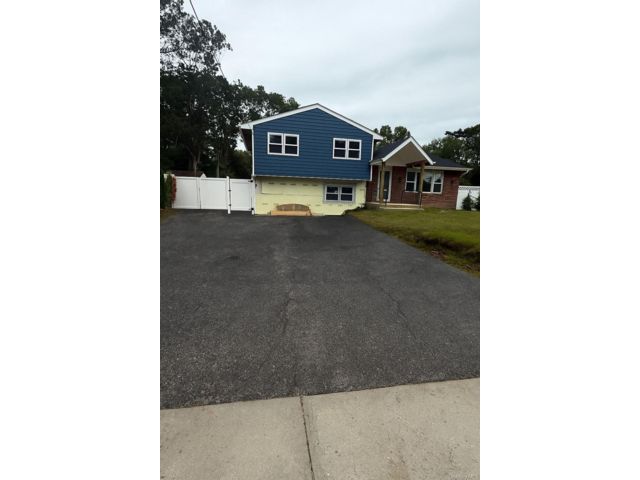  3 BR,  2.00 BTH &nbsp;Split level style home in Ronkonkoma